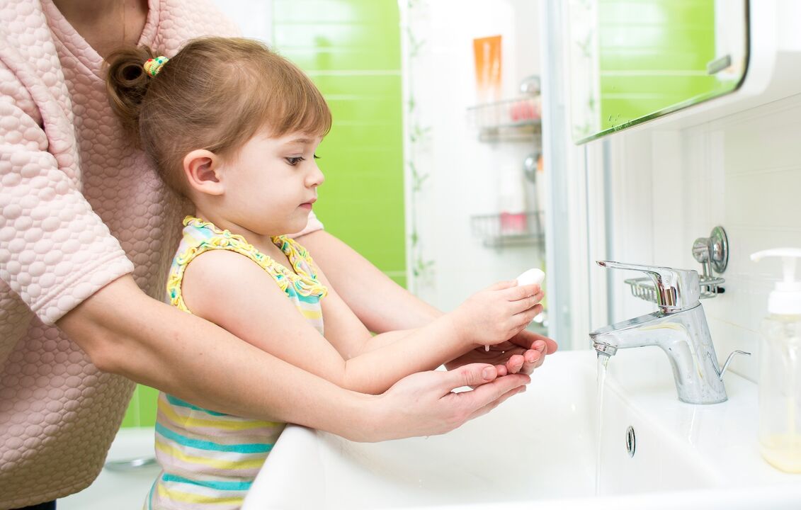Мытье рук с мылом для предотвращения заражения паразитами